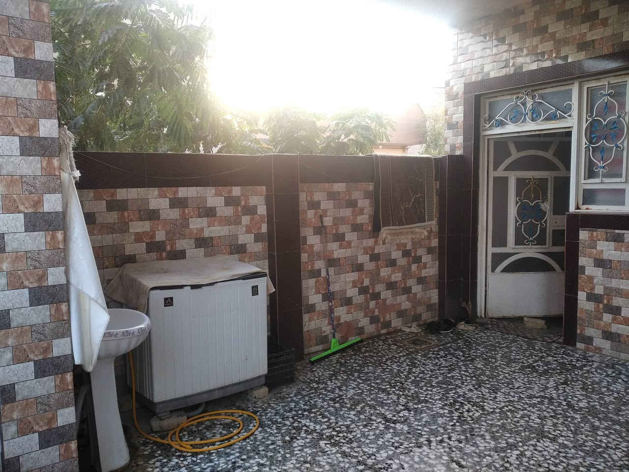 السلام عليكم عندي بيت لبيع لوعود الكاذبه إعادة النشر بيت مساحه 200متر ركن على شارعين اعلى من شارع متر مطلوب عقاري 36مليون تسديده 198الف كل شهريحتوي البيت على غرفتين نوم وصاله كبيره واستقبال كبير ومطبخ كبير بناء عالي وكراج سياره  كبير ومغاسل داخليه و خارجيه وممر خارجي مسرمك من الداخل والخارج  أرضيته كرانيت الاستفسار اكثر على الرقم ***********
