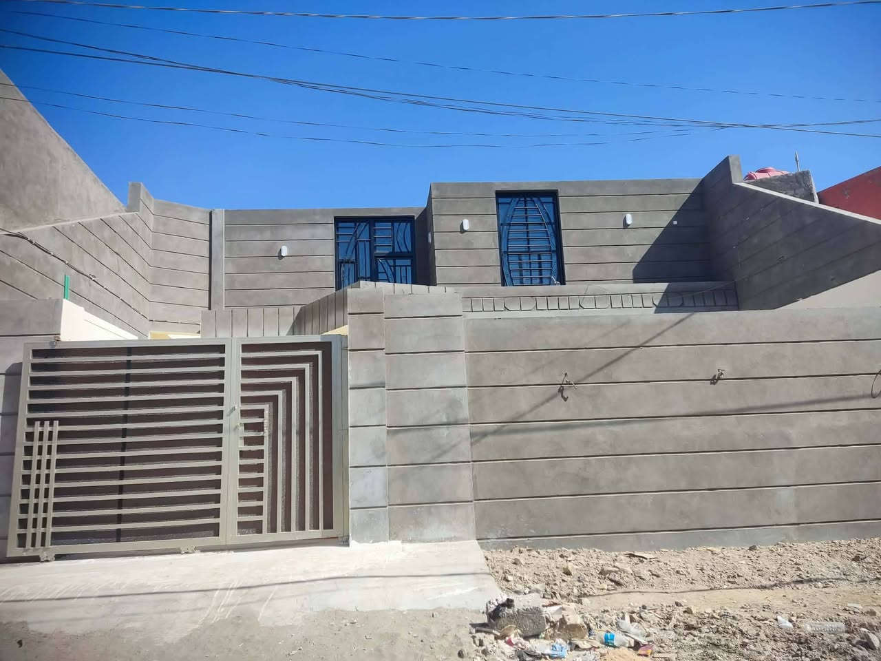 السلام عليكم بيت للبيع مساحه 300 م قرب السايدين مال الجمعيه بناء جديد درجه اولى سعر خاص ***********
