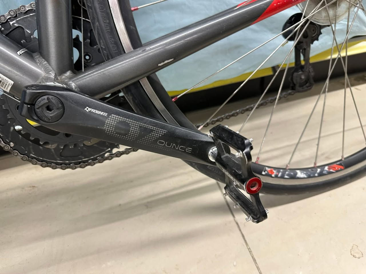 سلام عليكم
بيع فقط رجأ أعتذر عن المراوس 

بايسكل رود للبيع ماركت FELT الغنيه عن التعريف

السستم بل كامل سورا

حجم الفريم 48

حجم الوياله 25*700

العكرب 2*9

الماشه مالته كاربون فايبر

الويل الامامي H500

الويل الخلفي FELTالاصلي

البطيخه الخلفيه6بنط صوت عالي 

البايسكل كامل مكمل ماناقصه اي شي

السعر325 وبي مجال 

مكاني بغداد شارع فلسطين 

الرقم***********
