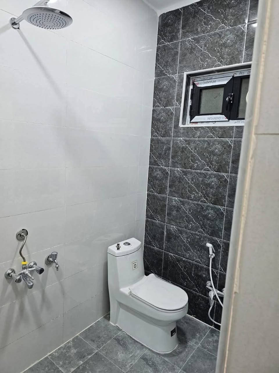 #اعـــــلان(14).
#عـرض_بيـــــع. 

▪︎ بيت طابقين للبيع.
▪︎ البناء حديث.
▪︎ بناء سنة 2024.
▪︎ الموقع حي الأندلس. 
▪︎ عرض الشارع 10 م.
▪︎ المساحة 208 م.
▪︎ الواجهة 12 م.

● الطابق الأرضي..

▪︎ 2 منام.
▪︎ صالة.
▪︎ استقبال.
▪︎ مطبخ. 
▪︎ صحيات. 
▪︎ كراج.

● الطابق الاول..

▪︎ شقق عدد 2.
▪︎ كل شقه تحتوي على.
▪︎ غرفة منام.
▪︎ صالة.
▪︎ مطبخ.
▪︎ صحيات.

● البيت فارغ وجاهز للسكن..

#شركة_دينار_العقارية.
ـــــــــــــــــــــــــــــــــــــــ
*********** 
*********** 

#عنوان_الشركة:- البصرة. الجنينة. حي الأندلس.. قرب اسواق بانـــــــــــــــدأ. 

#نستقبل_كافة_عروضكم_ما_عليكم_الا إرسال تفاصيل عقاركم على خدمة الواتساب(***********) .
