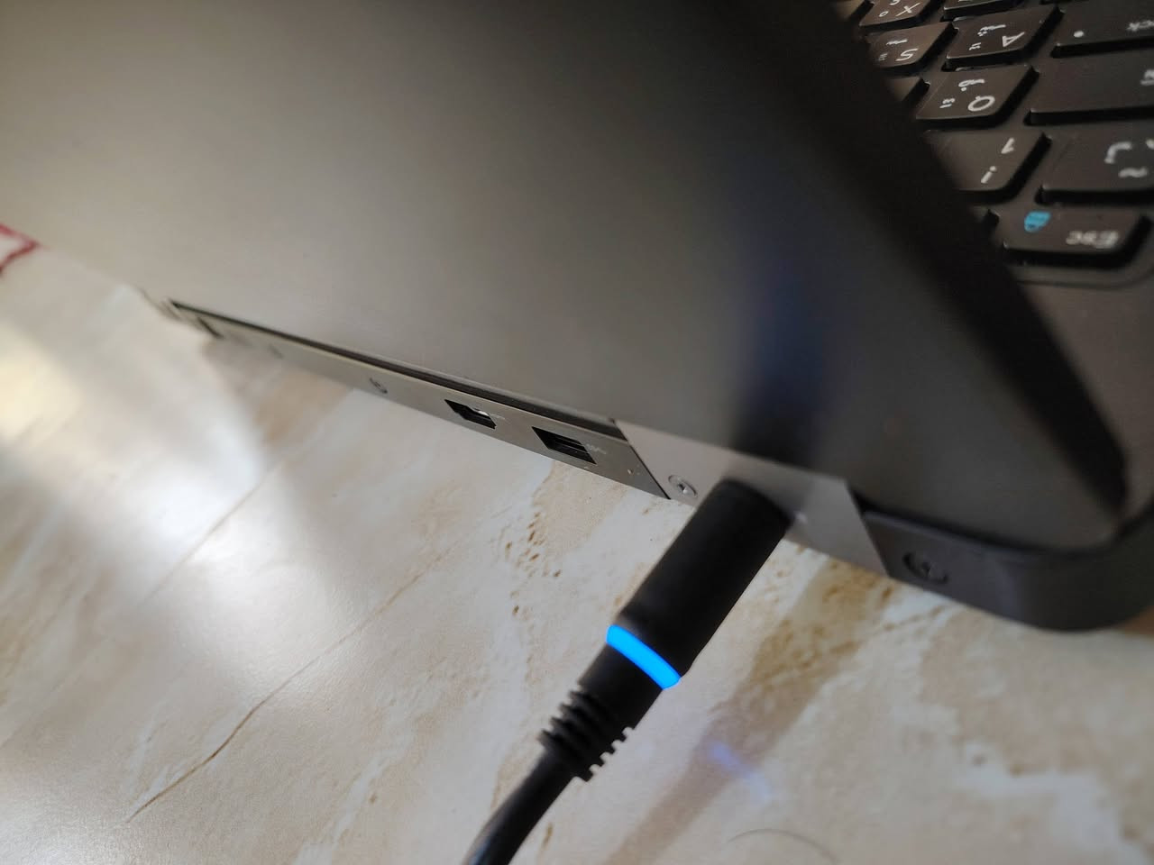 لابتوب Dell Latitude E5570 (نظيف جداً - بحالة ممتازة) 🔥
​لأصحاب العمل، الدراسة، والألعاب المتوسطة.. لابتوب بمواصفات قوية وتصميم عملي متين.
​✅ المواصفات التقنية:
​المعالج: Intel Core i7-6820HQ (فئة HQ القوية، أداء ممتاز في البرامج الهندسية والمونتاج).
​الذاكرة (RAM): سعة 16GB (سلاسة تامة في التنقل بين البرامج).
​الهارد (Storage): نوع SSD فائق السرعة بسعة 512GB (إقلاع النظام بثواني).
​كارت الشاشة (Double Graphics):
​منفصل: AMD Radeon R7 M370 بسعة 2GB (للألعاب وبرامج التصميم).
​داخلي: Intel HD Graphics 530.
​الشاشة: قياس 15.6 بوصة مريحة للعين.
​الكيبورد: عربي/إنكليزي كامل (Full Keyboard) مع إضاءة خلفية.
​✨ المميزات الإضافية:
​الجهاز نظيف جداً (مثل الصور تماماً).
​يحتوي على كافة المنافذ (USB, HDMI, VGA, LAN).
​بطارية تدوم لفترة جيدة.
​تم تنصيب نظام ويندوز 10 مع كافة التعريفات والبرامج الأساسية.
​💰 السعر: 375,000 دينار شراي الك بيه مجال
📍 المكان: [واسط الصويرة]
​📞 للتواصل أو الاستفسار: [ ***********]
