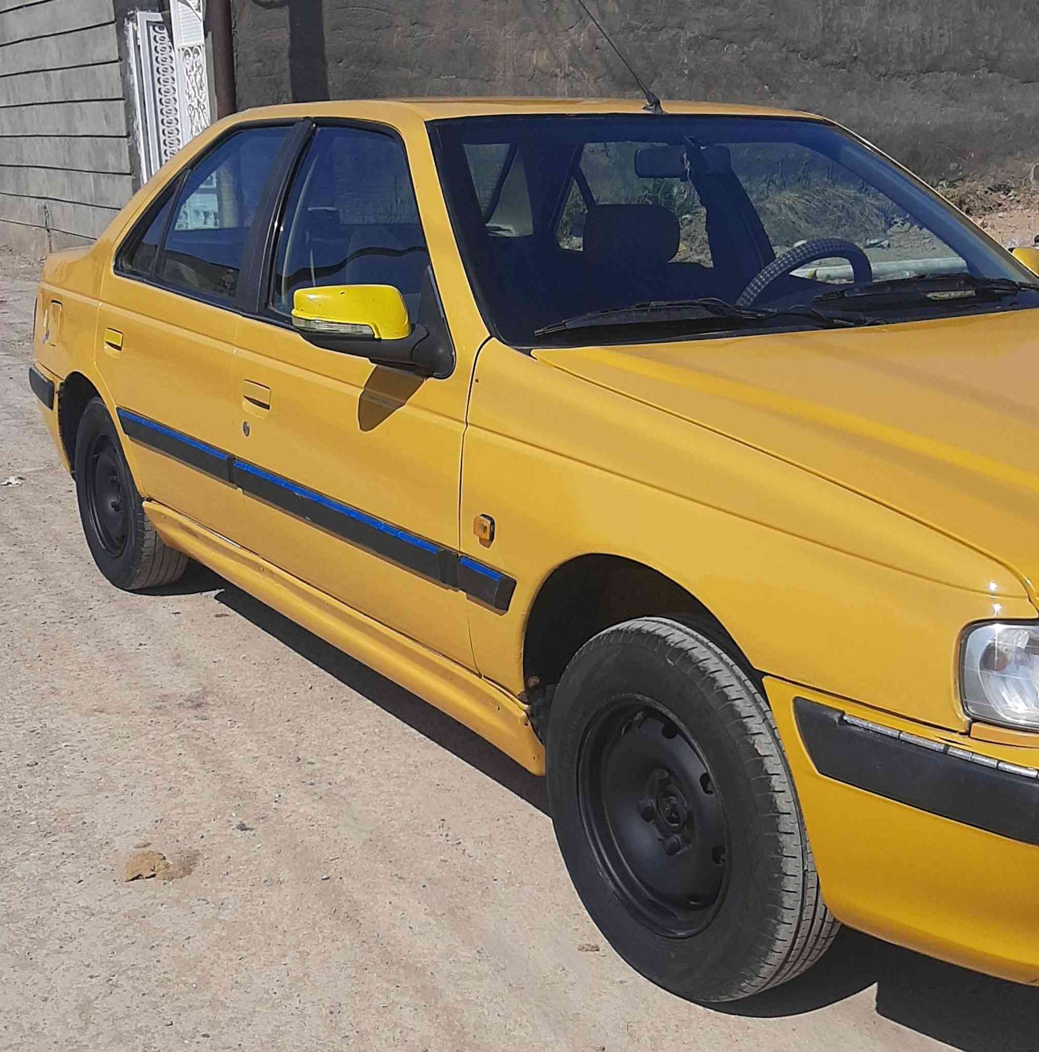 بيجو باص صفرة بغداد ٢٠١٥ 
بنيد مبدل مع ضربه صغيره في الجملغ الخلفي 
سيارة نظيفة خير من الله 
تبريد ثلاجة 
السعر ٤٨ ورقة 
رقم موبايل ***********
