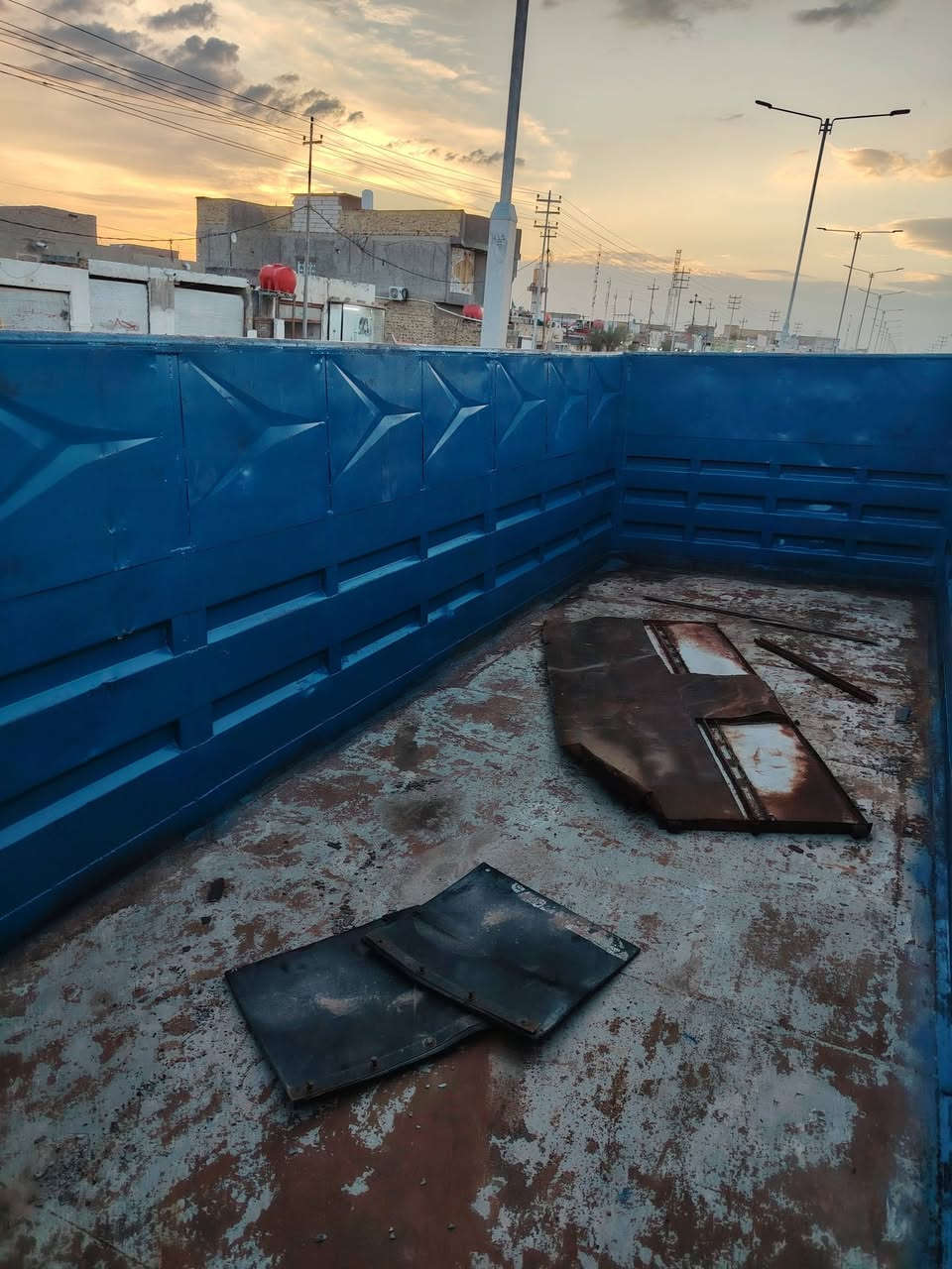 البيع مقطوره حداديه جديده طك طول ٧ وثلث رتفاع 180 دناكير سويل صنيه 110 جديده توير 24 نص عمر جاهزه مكان نجف الاستفسار الاتصال على الرقم *********** ***********
