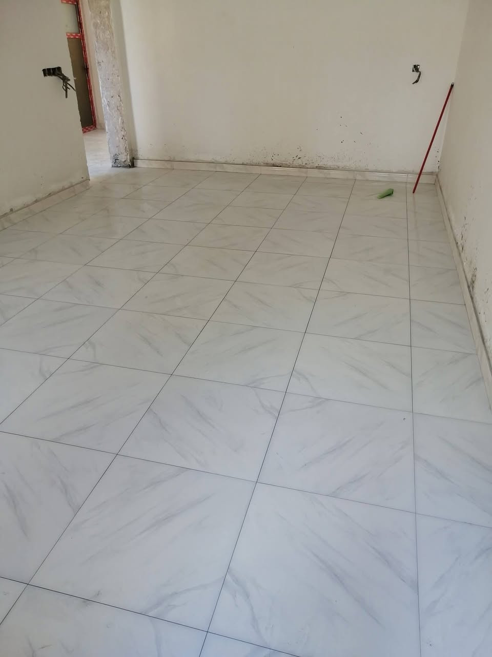 خلفه سيراميك متفرغ اشتغل جدار وارضيه بسعر مناسب ***********
