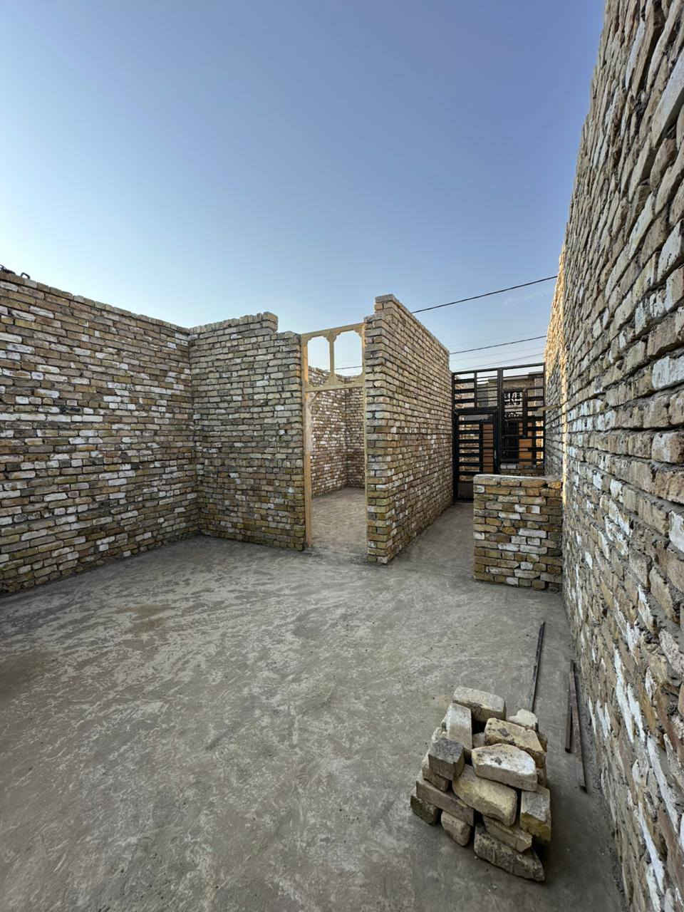 السلام عليكم بيت للبيع في منطقة سبع قصور شرع ابو علي لمساحه 100لواجه6وربع نزال 16يحتوي علا ستقبال+غرفت نوم+صاله ومطبخ ستفسار مكتب الباشا للعقار رقم *********** شارع مقرنص وكفت لخدمات
