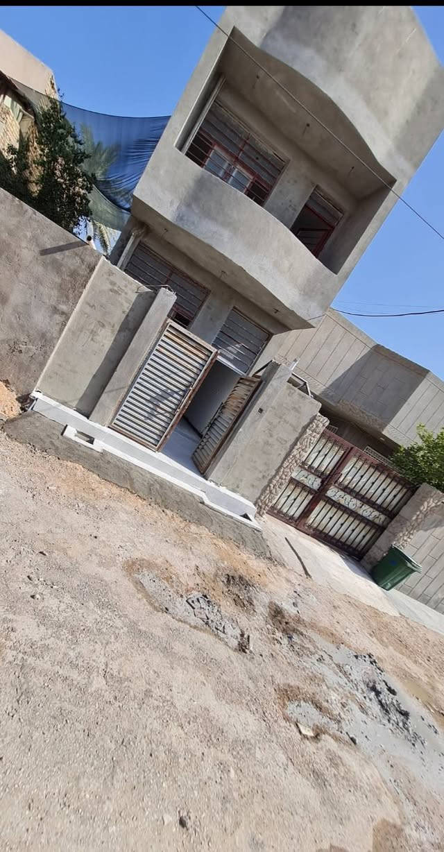 للبيع  طابقين بناء جديد المساحة 100متر
طابو زراعي  حي الحسين خلف حلويات لبنان 
الطابق الارضي
صاله 9×4 +مطبخ حار 2×2 +صحيات2×2+غرفة نوم 5×4 ومنور خلفي 2×1
الطابق الثاني 
غرفه نوم5×4 +صحيات2×2+ كلودر مطل منور وسطي+غرفة 5×4
بيتونه 6×4
سطحين امامي وسطح خلفي
الموقع حي الحسين خلف حلويات لبنان
السعر اتصل ع الرقم او واتساب غير متواجد في الفيس
***********
