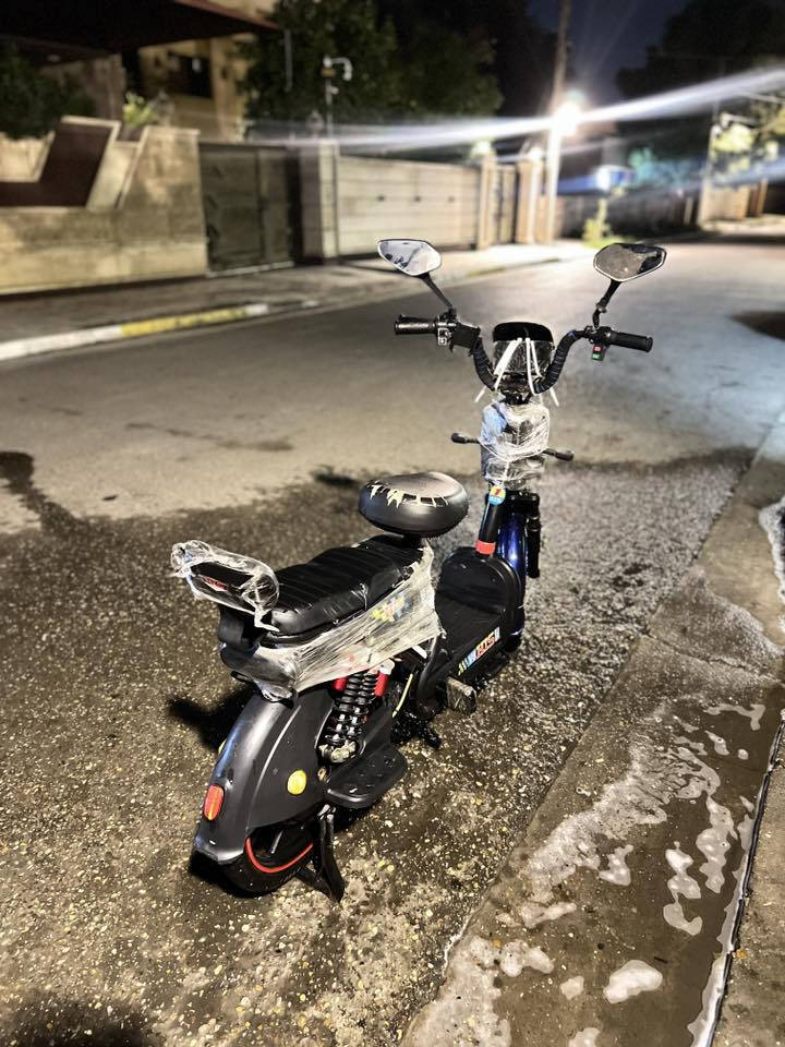 السلام عليكم دراجه شحن نوع His 
الرقم ***********
للبيع ‼️‼️
دراجه بطاريات حجم صغير 
كهربائيات شغاله بيها نقص دكمه مال لايت عاطله 
السعر 350وبيها مجال العنوان حي الجهاد
