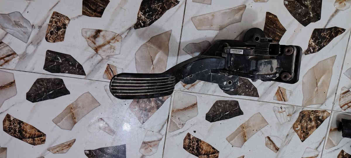 تتوفر غراض فورد فكتوريا تفصيخ الشراي خاص او اتصال *********** واتساب نفس الرقم
