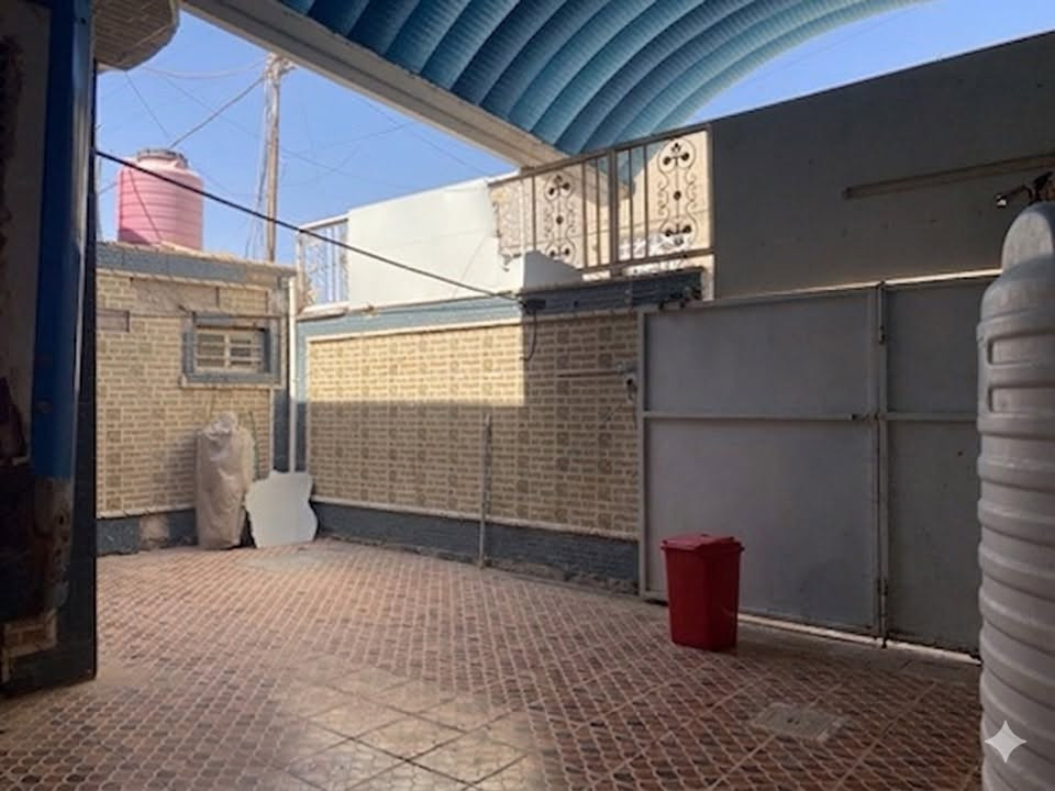 بيت للبيع مساحة٢٠٠ متر يحتوي الطابق الارضي على غرفتين وصالة واستقبال  ومطبخ وحمامات داخلية وخارجية ومنورين
والطابق الاول يحتوي على مخزن وسطح
مكانه شارع الحولي بين الميلاد والنداء قرب ملعب النجف الدولي وسوق شارع ٣٠
خامس منزل عن الشارع العام الحولي
السعر ٢٠٠ مليون وبي مجال
للتواصل واتساب
***********
***********
الشارع قيد التبليط
