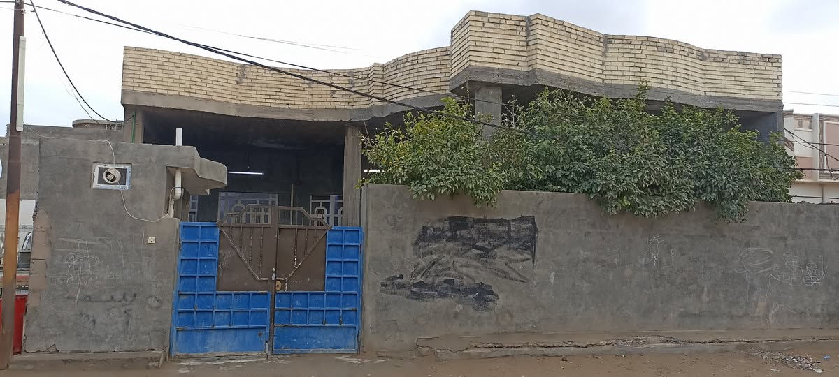 بيت للبيع في الفلوجه قرب شارع 60 كشخه بخمسه 
مساحه 410
نوع العقار طابو صرف 

شارع 12 
يحتوي على 
صاله 8*9
ثلاث غرف نوم 5*5
مطابخ حار وبارد 
صحيات داخليه 
ديوانيه  15*5 
طابق ثاني متكون غرفتين وصاله هيكل بدون سقف
السعر 170وبي مجال 
***********
