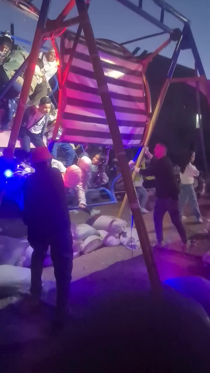 للبيع مرجوحة 24 راكب مرجوحة تفصيل نظيفة وماكنة ومتعوب عليها معها بابين و8 مقاعد خشب وشادر تواجد دمشق نهر عيشة
للتواصل 
0996518964


**إذا كنت صاحب هذا الإعلان وتريد حذفه لأي سبب، رجاءا أرسل رسالة إلى الدعم الفني**