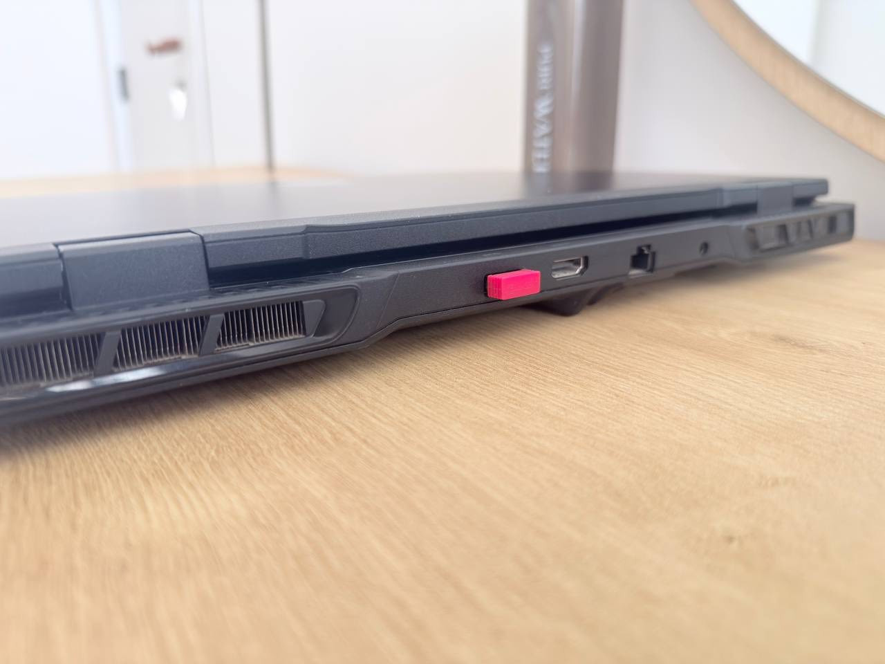 للبيع لابتوب ألعاب قوي – MSI Pulse 17 AI C1V (إصدار الذكرى الـ20)

لابتوب ألعاب قوي جداً بحالة ممتازة، استخدام قليل.
الجهاز نسخة خاصة من إصدار الذكرى العشرين للابتوبات MSI (20th Anniversary Edition).

المواصفات:

* الموديل: MSI Pulse 17 AI C1V
* المعالج: Intel Core Ultra 9 185H
* كرت الشاشة: NVIDIA GeForce RTX 4070 8GB
* الرام: 32GB DDR5
* التخزين: 1TB NVMe SSD
* الشاشة: 17 بوصة
* دقة الشاشة: QHD+ (2560×1600)
* تردد الشاشة: 240Hz
* نظام التشغيل: Windows 11
* لوحة المفاتيح: عربي / إنكليزي

حالة الجهاز:

* استخدام قليل جداً
* نظيف جداً ولا توجد مشاكل
* الأداء ممتاز للألعاب والبرامج الثقيلة

الملحقات:

* الكرتون الأصلي
* شنطة MSI الأصلية الخاصة بالجهاز
* ماوس

مميزات الجهاز:

* إصدار خاص بمناسبة 20 سنة من لابتوبات MSI
* مناسب للألعاب الثقيلة والتصميم والمونتاج والبرمجة

السعر: 3,000,000 دينار عراقي

للتواصل: ***********
