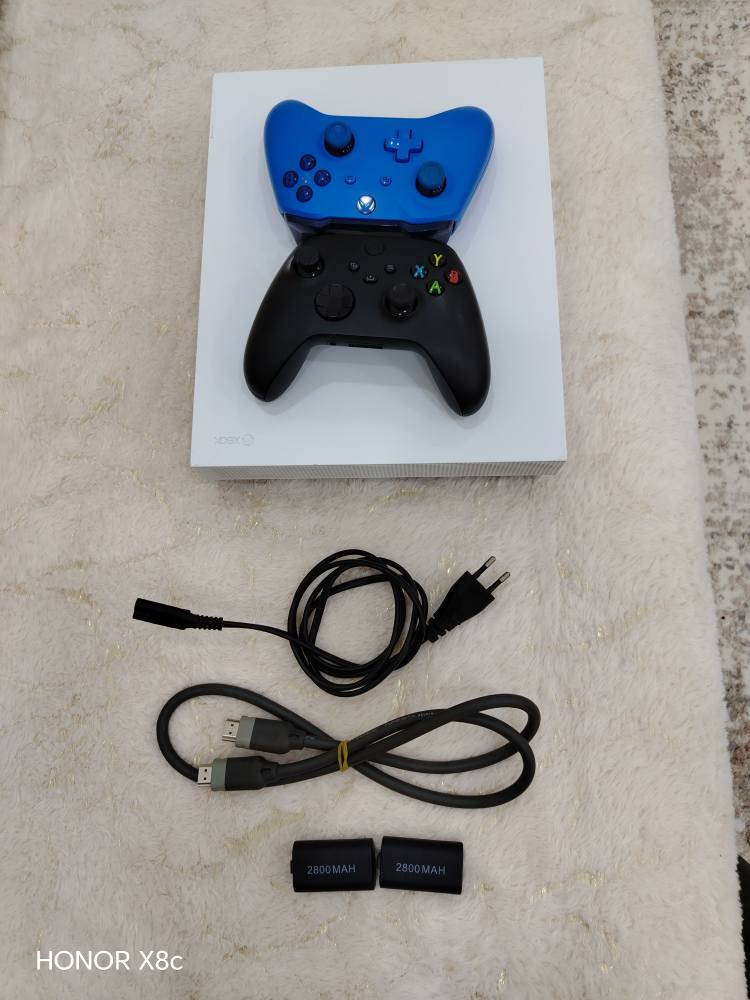 ئێکس بۆکس 1 x یکتیرا نەکراوە کەپس 2دەسک بیلادی لەگەلە هەمو شتێکی سعر230  بەشەرت شوین هەولێر *********** أربيل, العراق
