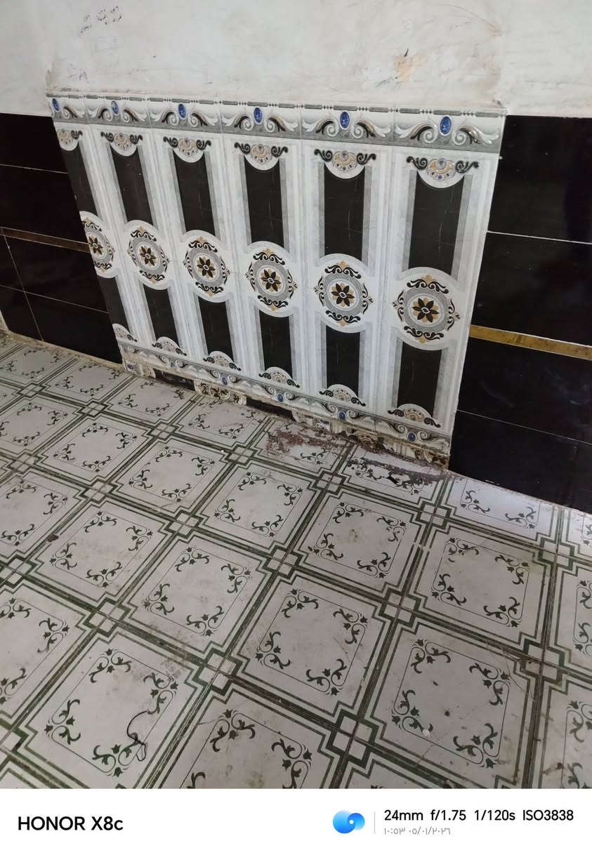 دار للبيع بحي الشهداء بشارع ابو صادق مساحته 100 طابق واحد بناء وسط البيت ينسكن على شارع 10متر سعره 90 و قابل للتفاوض لاستفسار واتساب ***********
