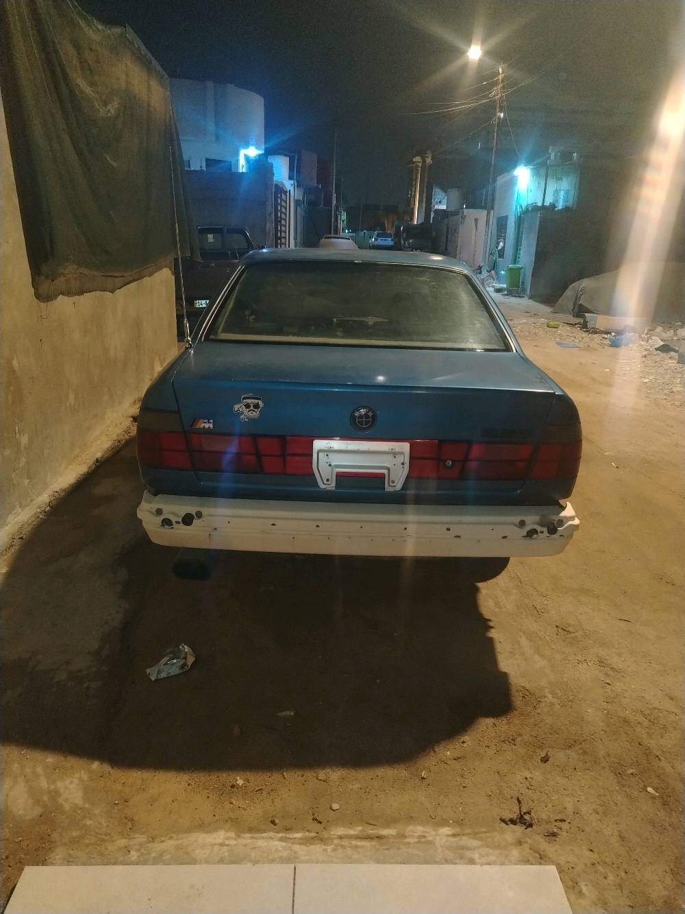 سلام عليكم بي ام ٥٢٥ مديل ٤٩ سياره مكينه وكير نعمه من الله حداديه حلوه دواخلها لون حليبي رقمها الماني ديالى سنويه كارتون حائز ثالث بيع او مراوس عادي ***********