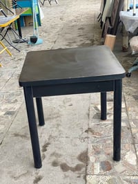 ميز مربع أسود قياسه ٨٠ بسعر مناسب 07863666466