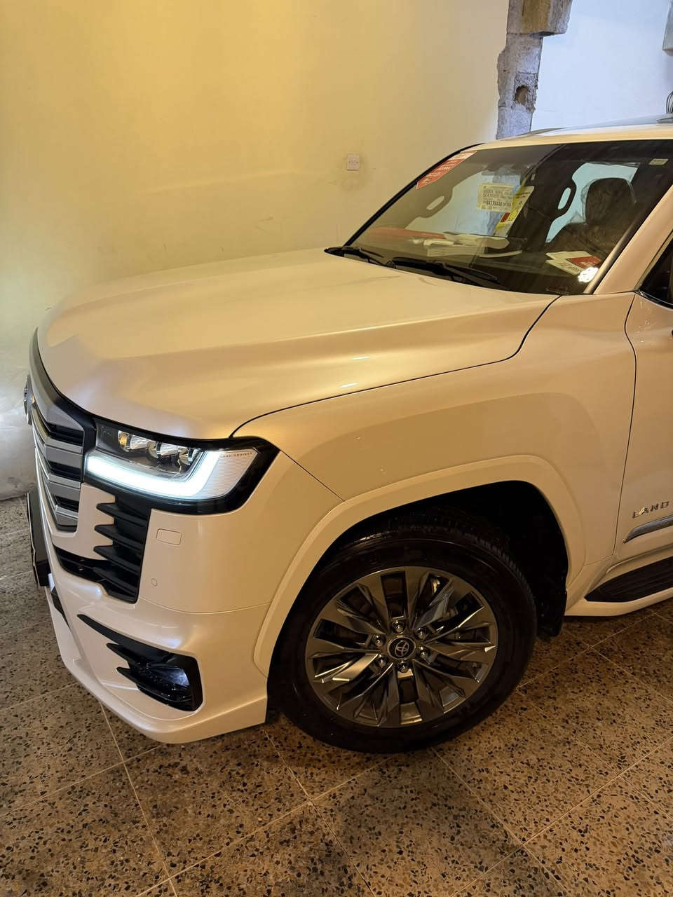 بسم الله الرحمن الرحيم 
TOYOTA Land cruiser 2024  VXR Twin Turbo
     📦7,000 km   
🔻ارخص سعر بكل العراق
(توین توربوو) VXR 
سعر 900 $ 🔻💣
☎️***********☎️

‏‎سنة الصنع:2024 
‎‏‎ضمان شركة جيهـان
كل غراض بلادي موجود
باب شفت
٥ كاميرا 
ماشييه 7 الف  كم حقیقی بشرت 📦📦
‏‎المواصفات :
- محرك 6 سلندر 3.5L توربوو
‏‎- فتحة سقف ( سلايد ) 
-٣ شاشات 
- شاشات ترفيه خلفية
‏‎- مقاعد جلد 
‏‎- مقاعد كهربائية 
- مقاعد امامية تبريد 
- ⁠تبريد وتدفئة امامي خلفي 
‏‎- بصمة الابواب 
‏‎- صندوق كهربائي
‏‎- مصابيح LED و زينون
-7 راكب 
-شحن واير ليس 
-حساس امامي خلفي 
‏‎- حجم العجلات 20 inch 
———————————
‏‎ 
‏‎باسمي السنوية بشرط تحويل و خرامة 
نفسي يوم /تحويل و وكالة حاظر 
مكانك /داخل سليماني
☎️***********☎️
