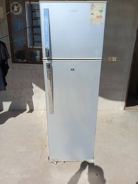 ثلاجه شرط شغاله من كلشي  فقط ماتنقفل و  مشحونه  اما الباقي بلادي  ثلج ...