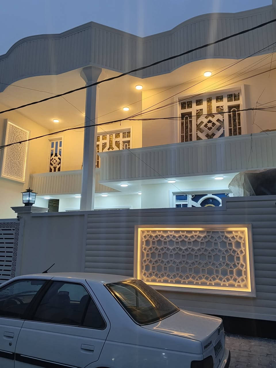 السلام عليكم...
بيت للبيع الخاجية شارع 30مقابيل مركز الصحي فرع اسواق زاد الخير المساحة 200 طابقين يحوي البيت على أربع غرف نوم مع ثلاث مجميع صحية البناء حديث ...للتفاصيل اكثر الاتصال *********** علاء العتابي
