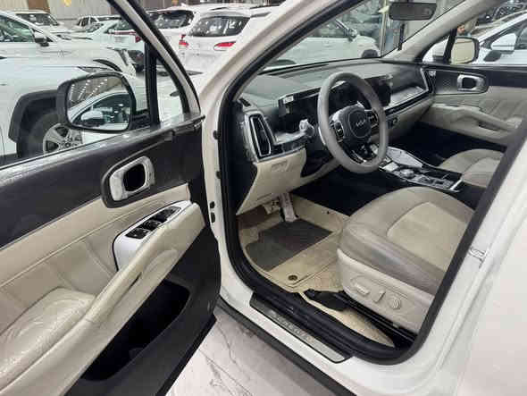 السلام عليكم ورحمة الله للبيع كيا سورنتو رقم بغداد موديل 2024 ماشيه 20 الف استلام صفر كفاله عامه مغلفه PPF مغلفه كشناتها محرك 6 سلندر 7 راكب 3 قطع تبريد كشنات كهرباء جنطه كهرباء اريل ابيض شاحن لاسلكي شفتات ستيرن كير ماوس سايد بريك بصمه سعرها 317 وبيها مجال قليل مكانها بالرمادي الشراي يتصل ***********
