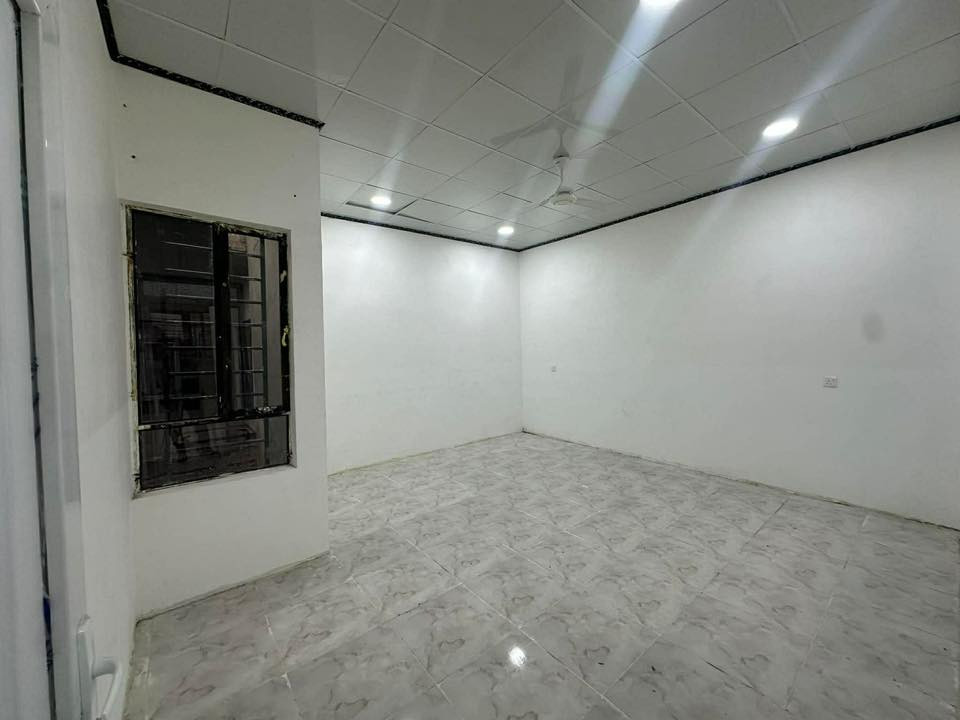 سلام عليكم
شقه للايجار سومر تقاطع الاول قرب مدرسه سومر والاقصى ولبنان 
 السعر ٢٠٠ 
(تصلح لعائله صغيره )
غرفه نوم ٥*٥
غرفه استقبال او اطفال غرفه صغيره
هول ٥*٣
مطبخ كبير   
صحيات
بلكونه
منور
بناء حديث 
رقم الاستفسار ***********
