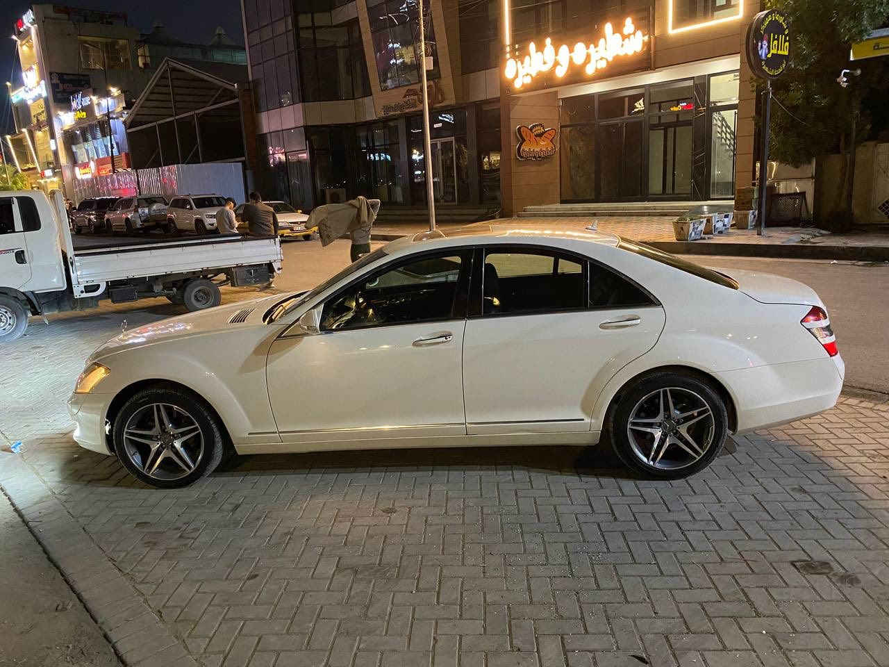 السلام عليكم 
مارسدس s350 2006 w221
- لون غرفة اسود+
- مري شفط
- جنطة شفط
-  فتحه سقف
-شاشه + ماوس 
-ستيرن كهرباء + تحكم ستيرن جهتين
- تبريد منفصل + قطعتين تبريد 
-كشنات كهرباء جهتين
-تدفئه كشنات 
-خزن ميموري 
-وضعيات قياده E-S-M
-اشاير مري 
-كروس سرعه 
-شاشه + تحكمات
-جام بلورايز بلادي
-بلوتوث بلادي 
-ويل ١٨ AMG
-كامرة خلفية بلاد
وباقي المواصفات معروفة
ماشية 153 الف   بيهه قطعتين كلير فقط . سياره جاهزة 
السعر 185 وبيها مجال
الشراي يتصل ‭٠٧٧٣ ٦٥٩ ٦٣٠٢‬  متوفر واتساب فقط 

‭٠٧٨٩ ٠٤٥ ٢٢٠٤‬اتصل
