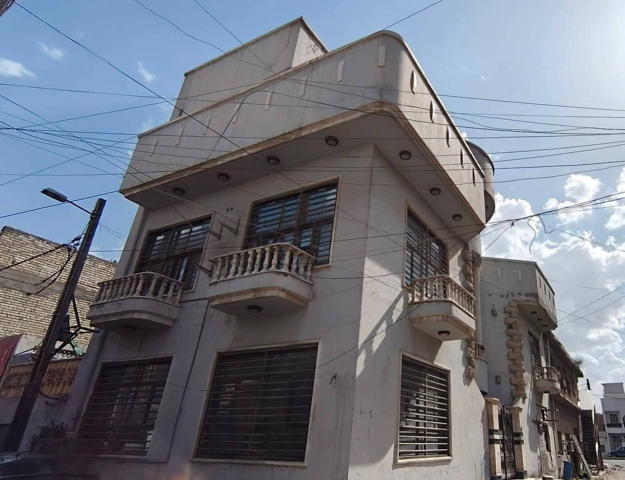 السلام عليكم
🛑 دار للبيع 

 

📍في بغداد مدينة الصدر قطاع 46

المساحة 144م ، واجهة 18، ونزال 10

🔷 تفاصيل البيت 

يتكون الطابق الأرضي من : 

استقبال 8 متر معزول ،صاله ، مطبخ ، غرفة ، ترك ، 2 دورة مياه ، خدمات 

🔷 الطابق الاول 

يتكون من / 4 غرف ، حمام ، دورة مياه 

🔷 الطابق الثاني 

يتكون من/ 2 غرف 

🔷 الطابق الثالث 

يتكون من / سطح 

البيت خير من الله يتكون من 8 غرف ومابي اي نواقص وبالأضافة الى موقعه مميز ، ركن بالفرع على شارع مثل ما واضح بالصور ،وكل الخدمات متوفرة وقريبة 

للاستفسار : ***********
