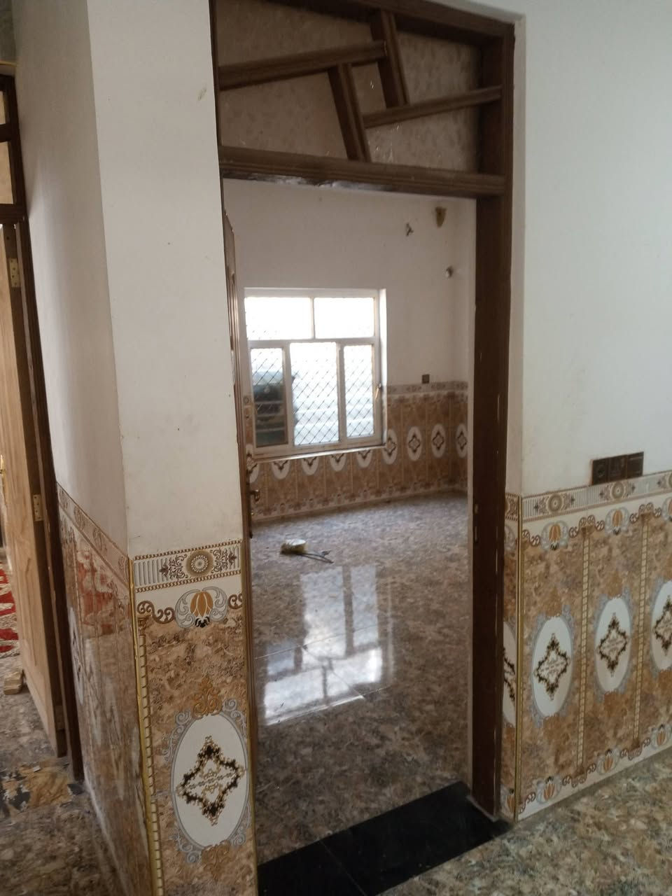 السلام عليكم بيت للاجار الدوره هور رجب يم المدارس 4غرف نوم اجاره 400الف للاستفسار  الاتصال على رقم ***********
