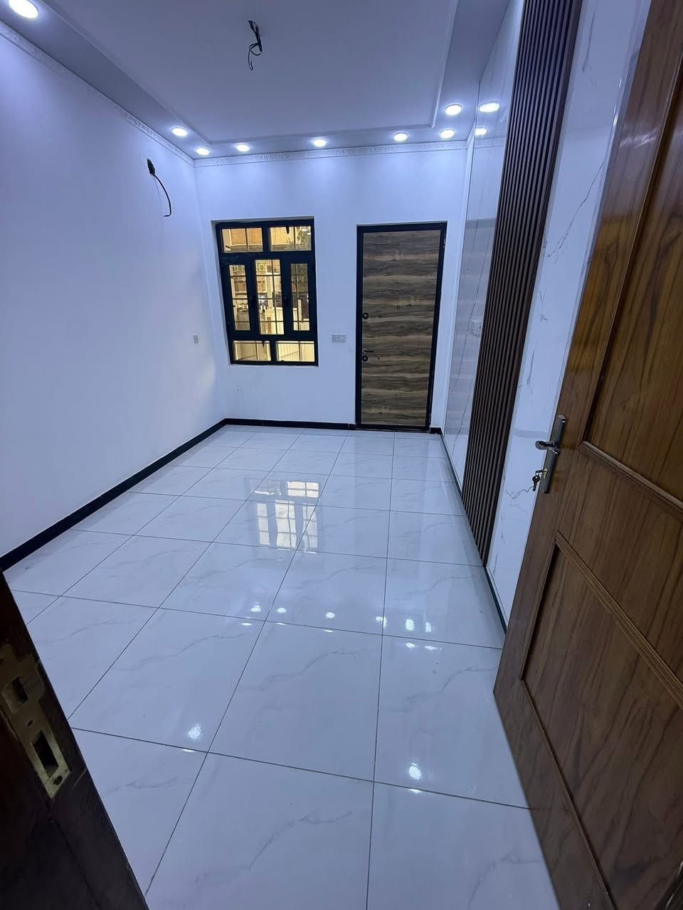 سلام عليكم مشتمل للبيع مساحة 50 متر  بناء حديث درجه أولى طابو صرف يحتوي طرمه وصاله ومطبخ وغرفة نوم جوه ومنور وخدمات والطابق الثاني يحتوي عل غرفتين نوم وخدمات وبيتونه وسطحين شارع عريض ١٥ متر شبابيك الألمنيوم الدار  خلف الشارع العام  مباشرة (مال استثمار اجاره ٨٥٠ ) السعر  235 مليون وبي مجال العنوان بغداد منطقة القاهرة خلف تانكي الماء  اللاستفسار( حسين محمد للعقار)  رقم ***********
تتوفر كافة المساحات وبمختلف الأسعار
