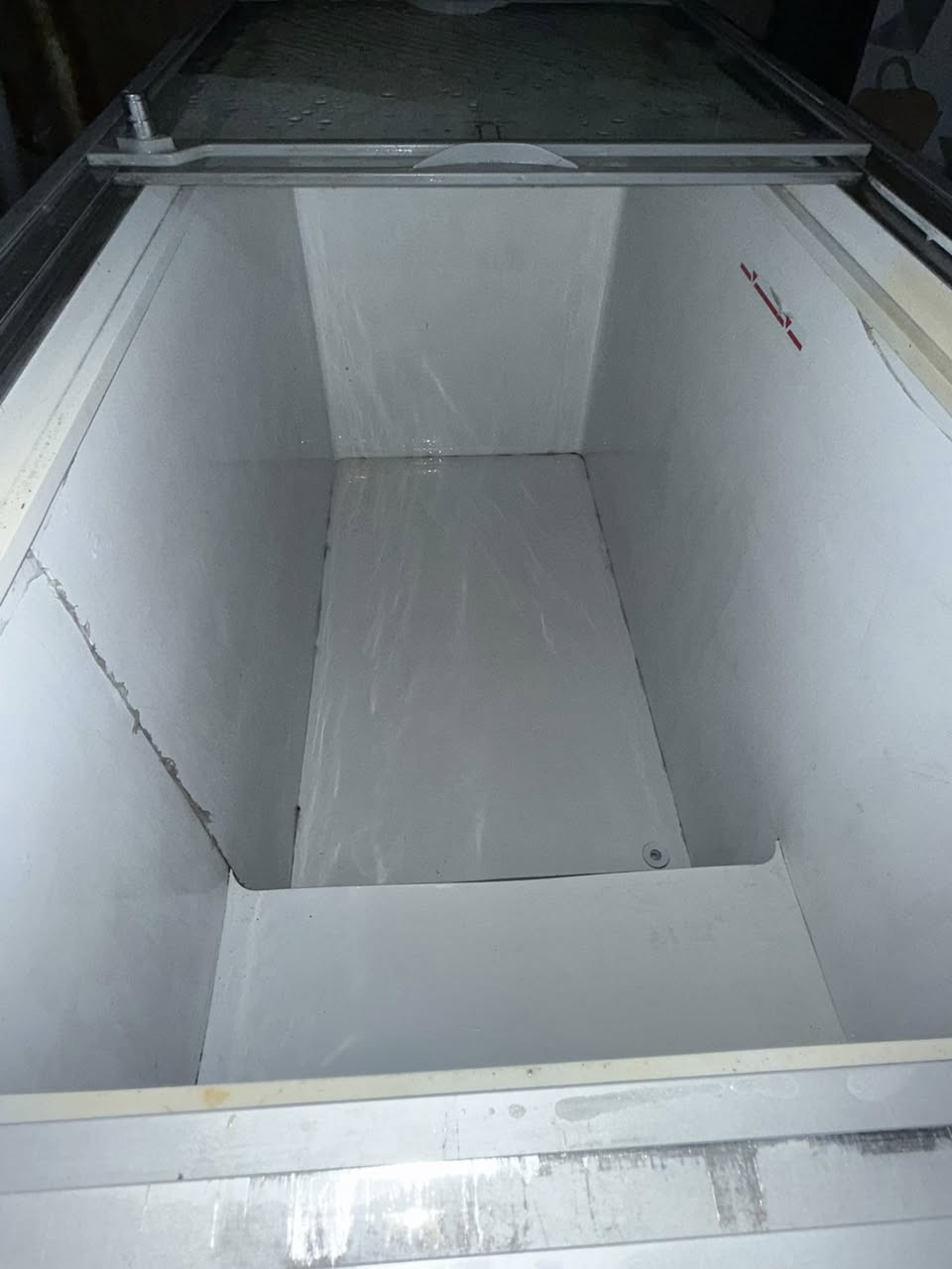 السلام عليكم 
عارضه مجمده للبيع 
الطول متر و 30 العرض 60 
االسعر 350 وبيه مجال 
العنوان : بغداد الشالجيه قرب نادي الزوراء 
*********** التواصل واتساب فقط .
