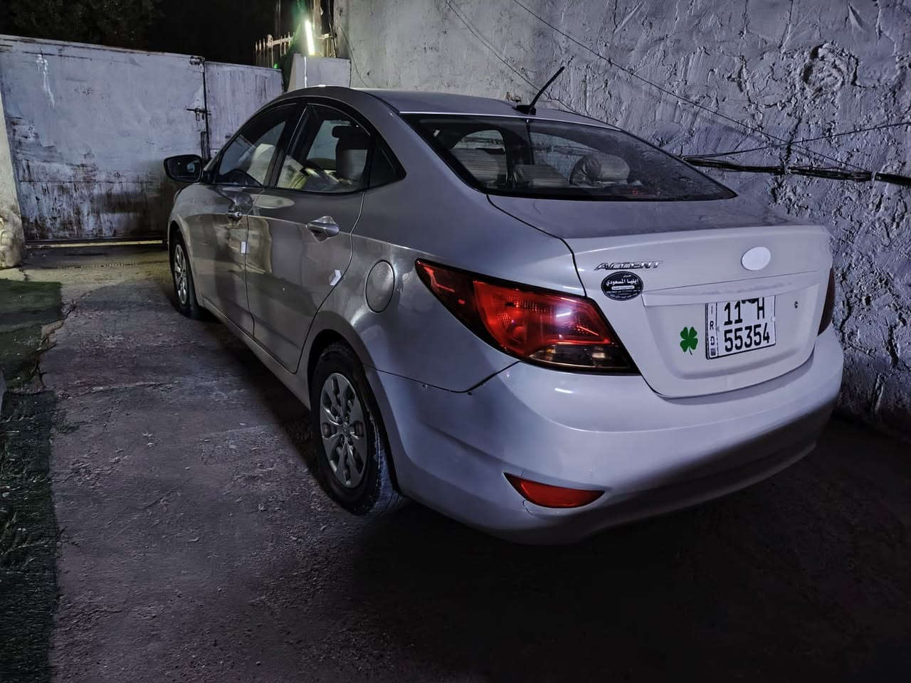 سلام عليكم اكسنت موديل 16 تبريد تدفئه بصمه سياره خير من الله رقم انكليزي مكينه 1600اقتصاديه وسياره مال بيت 
حادثها عندي بلعراق بنص البيبان مال صدر ومعمرات
***********
السعر 93 وبيها مجال بسيط
مكانها بغداد
