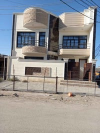 عقار للبيع 🏡 (مستعجلين جداً عليه) المساحة: 125م بواجهة 10 وبنزال 12.5 ...