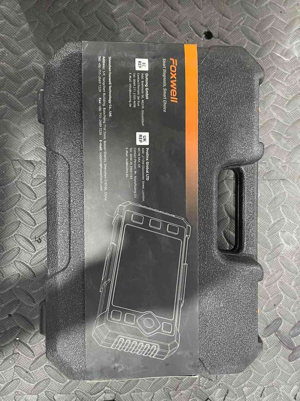 يعد FOXWELL AutoMaster Pro من أجهزة فحص السيارات الاحترافية، حيث يعتمد على منفذ OBD-II للتواصل مع كمبيوتر السيارة وتشخيص الأعطال بسرعة ودقة.

أهم المميزات

✅ قراءة ومسح أكواد الأعطال (DTC).

✅ عرض بيانات السيارة المباشرة (Live Data) مثل:

* سرعة المحرك (RPM)
* درجة حرارة المحرك
* جهد البطارية
* استهلاك الوقود
* ضغط الهواء
* حساسات الأكسجين وغيرها.

✅ إطفاء لمبة فحص المحرك (Check Engine) بعد إصلاح العطل.

✅ فحص شامل لوحدات السيارة حسب نوع السيارة، مثل:

* المحرك (Engine)
* ناقل الحركة (Transmission)
* نظام ABS
* الوسائد الهوائية SRS
* أنظمة الثبات وغيرها (حسب دعم السيارة).

وظائف الصيانة

يوفر الجهاز عدداً من الوظائف المهمة مثل:

* إعادة ضبط تغيير زيت المحرك (Oil Reset).
* إعادة ضبط فرامل EPB الإلكترونية.
* إعادة ضبط حساس زاوية المقود (SAS).
* إعادة برمجة حساس ضغط الإطارات TPMS.
* إعادة ضبط البطارية (Battery Reset).
* تجديد فلتر جسيمات الديزل DPF.
* معايرة بوابة الهواء (Throttle Adaptation).

تختلف الوظائف حسب موديل السيارة وسنة الصنع.

مميزات الجهاز

* شاشة ملونة كبيرة وواضحة.
* واجهة سهلة الاستخدام.
* سرعة في قراءة الأعطال.
* يدعم تحديثات البرامج.
* تصميم متين مناسب للاستخدام في الورش
***********
سعر ١٢٠ الف قفل
