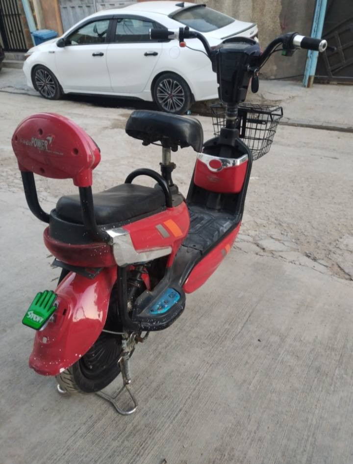 السلام عليكم
دراجه شحنه حجم 14 نضيفه وكامله 
4 بطاريات وياه شاحنه الاصليه 

السعر 190 الف 
العنوان بغداد الامين 
رقم ***********
