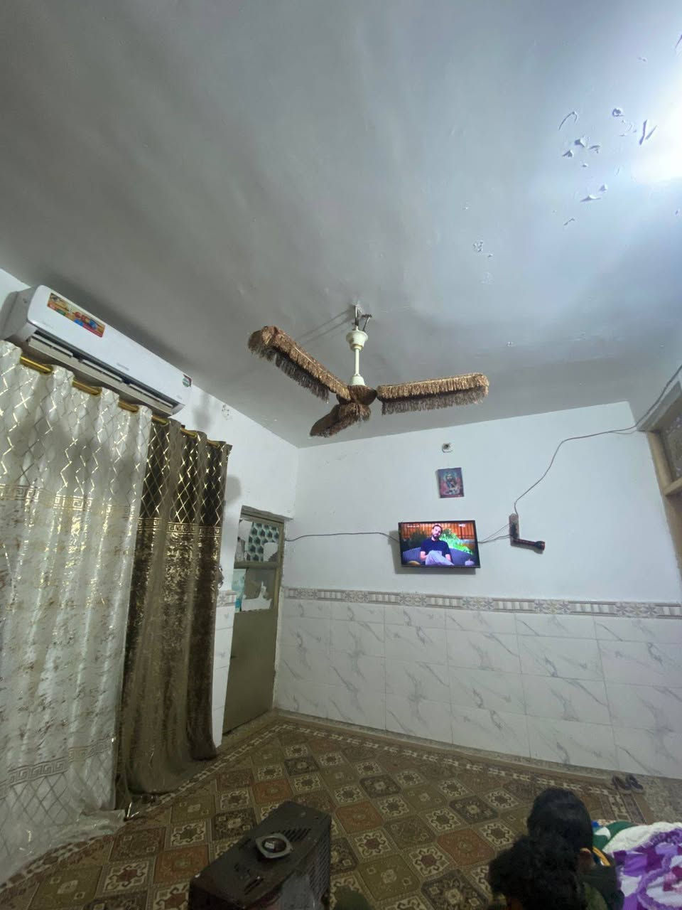 السلام عليكم دار للبيع مساحه 100 متر مكان حي طارق قرب مدارس الحشد المقابل حسين المضمد ع الوسط كامل الخدمات البيت صب مسلح بيه حوش جبير واستقبال وحولي وغرفه السعر 34للاستفسار اتصل ***********
