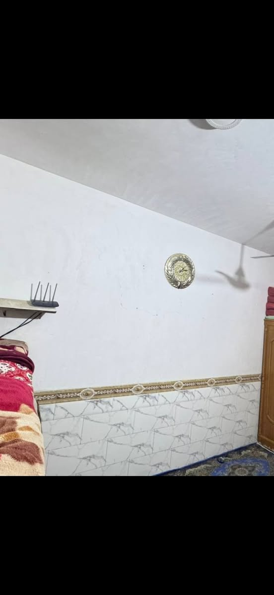 السلام عليكم بيت للبيع بحي الامام المهدي مساحه ١٠٠متر مربع طابوق كونكريت طابق واحد غرفه وصاله ومطبخ واستقبال وصحيات بنيان جديد على شارع ٤٠ للتواصل ***********
