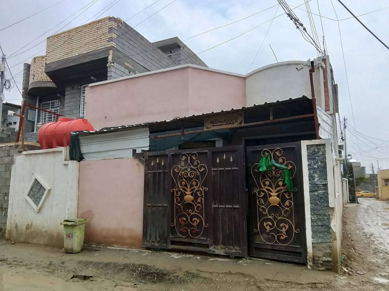 بيت للبيع او مراوس الزعفرانيه شارع الزوراء يم اسواق الباشه او اسواق الورده بيت ركن على ڜارعين رابع فرع عن الشارع العام يم الجسر الجديد اسواق مريم  مساحه البيت ١٦٠م طابق ونص غرف النوم عدد ٤ حمام عدد ٢ استقبال ومطبخ ومنور وترك خلف البيت كراج كبير زراعي رقم  موبايل (***********)وتساب موجود البيت نضيف السعر (١٢٠)مليون وبي مجال للشراي
