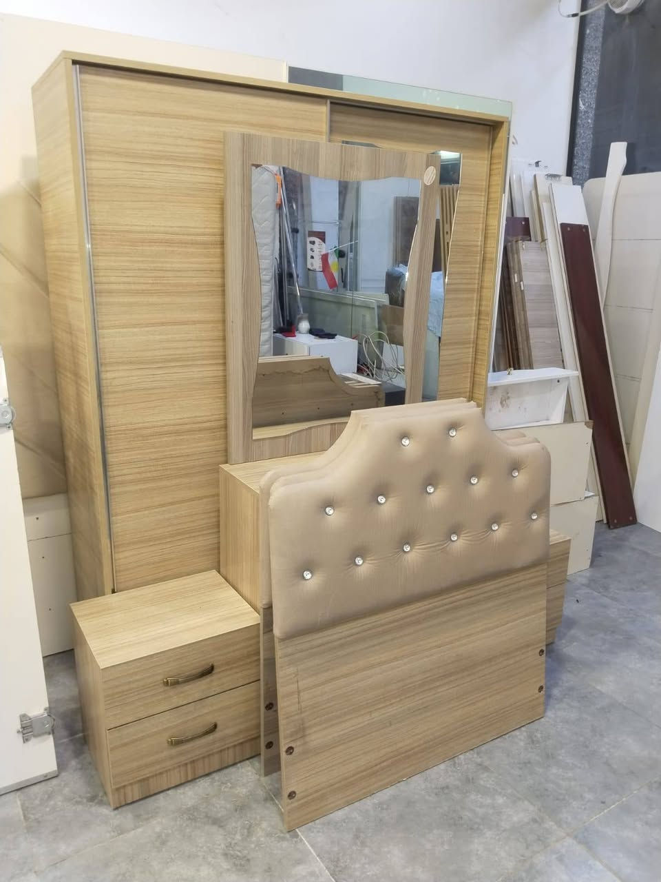 غرفة نوم 7 قطع شبابي للبيع مع ودواشك جرابي عدد 3 سعر 300 للتواصل ***********
