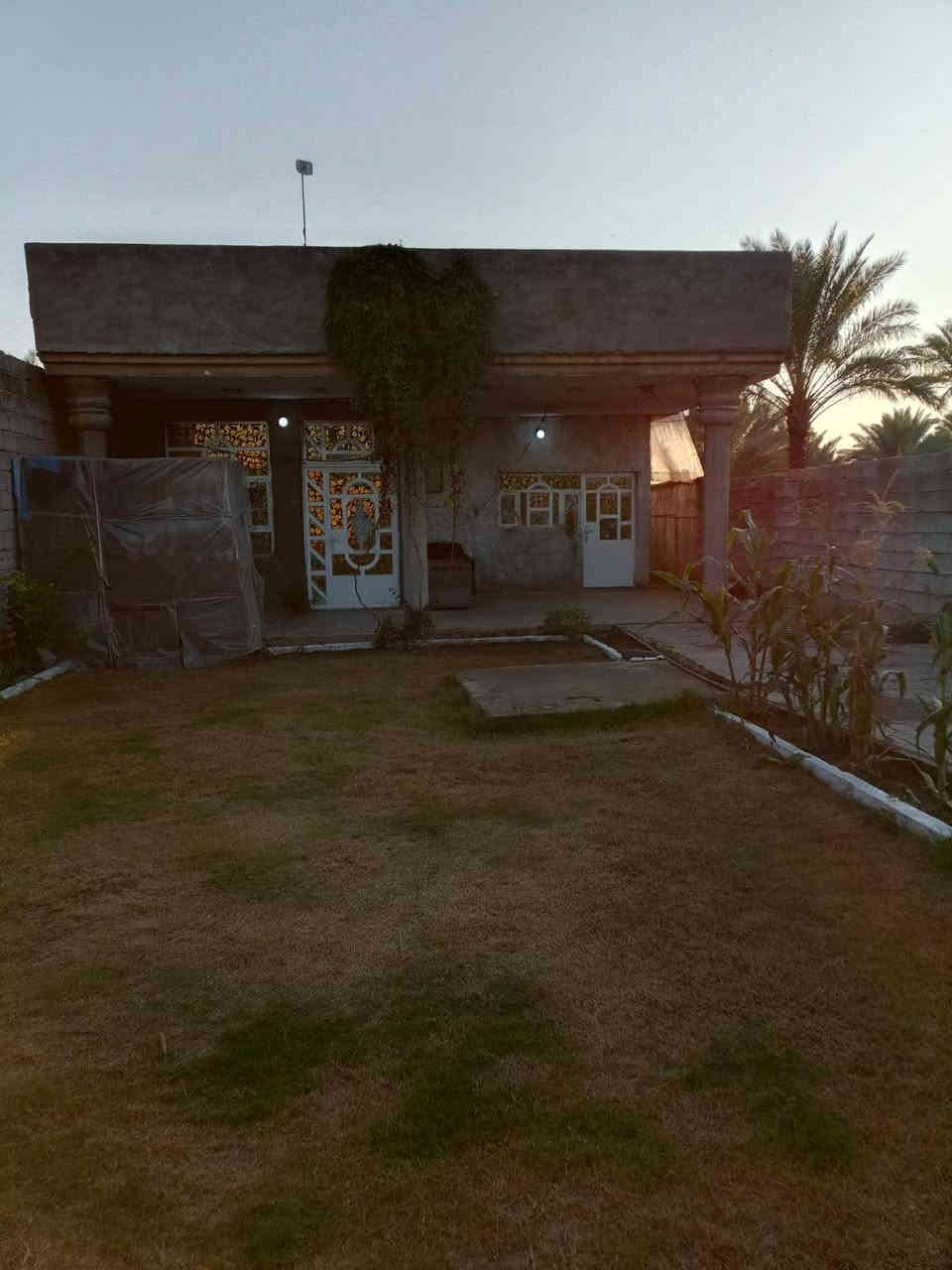 بيت للبيع في منطقة الكويت مجاور جامع عائشة مساحة 320متر لبيت يحتوي على صالة ومطبخ وغرفة وصحيات وحولي كبير عقد 17السعر45وبي مجال هاتف***********
