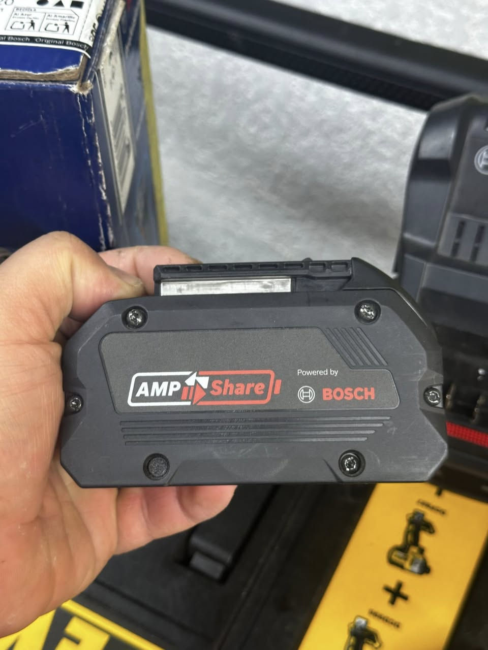 سلام و علیکم متوفر امباکت بوش بقوە 215 نیوتن متر و تحکمات سرعە و جاکوج و بطاریە 5.5 امبیر و شاحنە سریع ثمانیە امبیر کلهم جدید 
توصیل موجود ***********
واتساب
