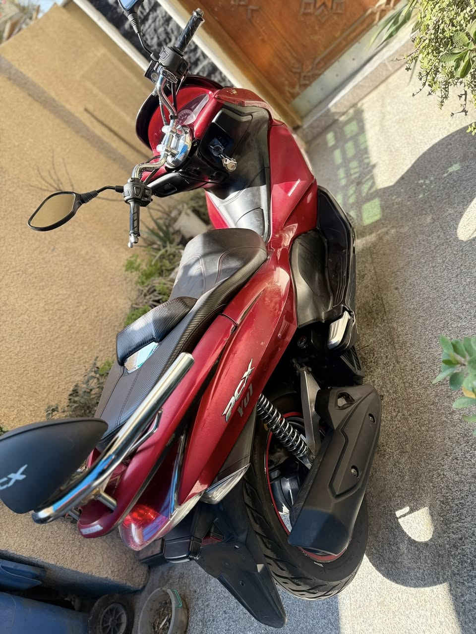 السلام عليكم pcx للبيع
موديل 16 ياباني JF مكينة 125 cc  المواصفات حساس ازدحام  و ستان كهربائي 

الدراجة نظيفة لكن بيها بعض النقوصات مثل الكفرات كم كسر بيهن وحساس الازدحام ميشتغل الدكمة بيها قطع ابيع فقط كفالة مكينة ممفتوحة السعر مليون بيها مجال بسيط العنوان الشعب حي اور ***********
