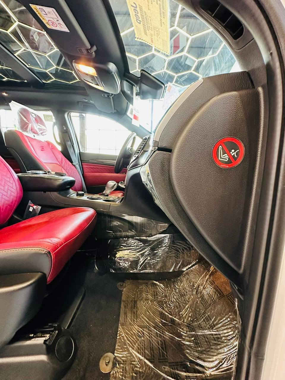 السلام عليكم زبائننا ومتابعينا الاعزاء جيب كراند شيروكي فئة ال S خليجية وكالة هارلم موديل 2022مكفولة 
👈 ماشية 8 الف مايل 👉 
(بحالة الزيرو)
👈  رقم مميز  👉
بعدها بالفابلونات كما موضحة أدناه المواصفات المعروفة رادارات امامي وخلفي وجوانب  منطقة العمياء بانورامى بصمة وتشغيل عنزبعد 5 راكب محرك 3600 وداخلها احمر المغربي المرغوب 
ملاحظة 
(السيارة مغلفة بافلام الحماية PPF تغليف كامل)
الكبات الصغيرة والارضيات وعدة الاسعافات الاولية وعدة الشركة بعدهن بالچيس السيارة خاضعة للفحص والسونار من قبل مركز بدي چيك يعني بيها تقرير شامل من ناحية الصبغ والبارد والتبديل والكيلو متر والعقول والگير والمحرك وباقي التفاصيل 
للاستفسار الاتصال 
0770 118 9000
او زيارتنا بغداد معارض البياع معرض حيدر سيدار شارع الوكلات مقابل المتنزه 
ادارة المعرض ***********  
وتحياتنا للجميع .
