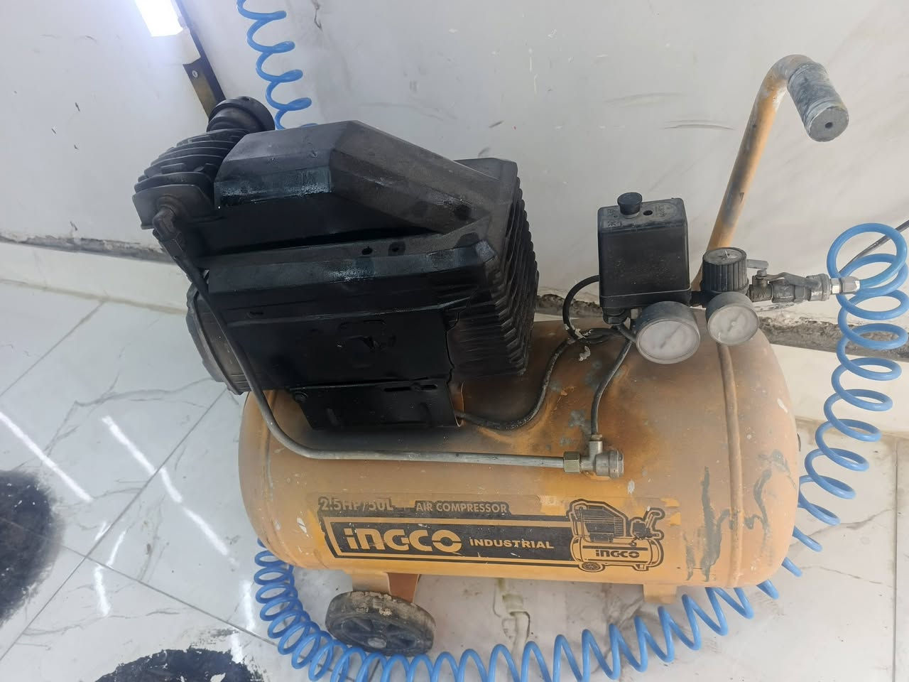 سلام عليكم كمبريسر حجم 50باون انجيكو اصلي للبيع جديد وشغال ما بي عيب بس اريد اكبر سعر110الف هوه وصونده مالته ***********عندك مرواس اكبر اريد
