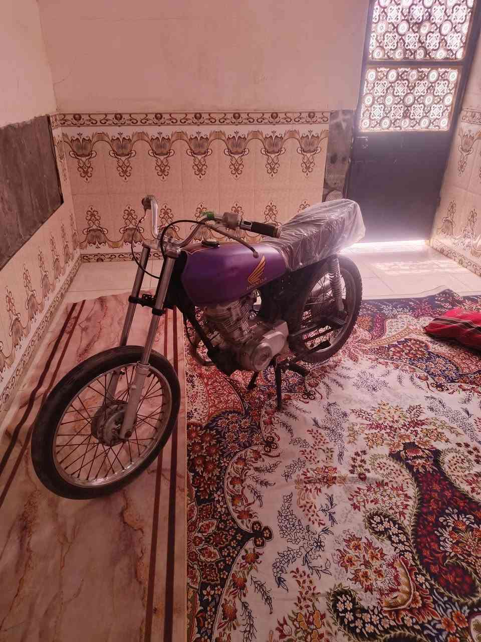 دراجه يراني لبيع دراجه حلوه أو نضيفه محركه مفتوح محركه يخبل صوته ناعم  سعره 325 وبيه مجال مكاني لبصره حكيميه رقمي ***********
