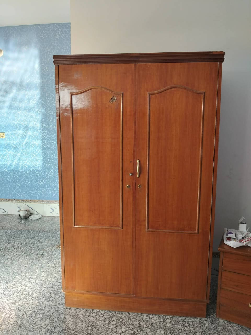 غرفه نوم حطاطه عراقيه كنتورها بابين يعني شبابيه مثل ما موضح بالصور سعرها 500 وبيها مجال للشراي 
‏‪***********‬‏
