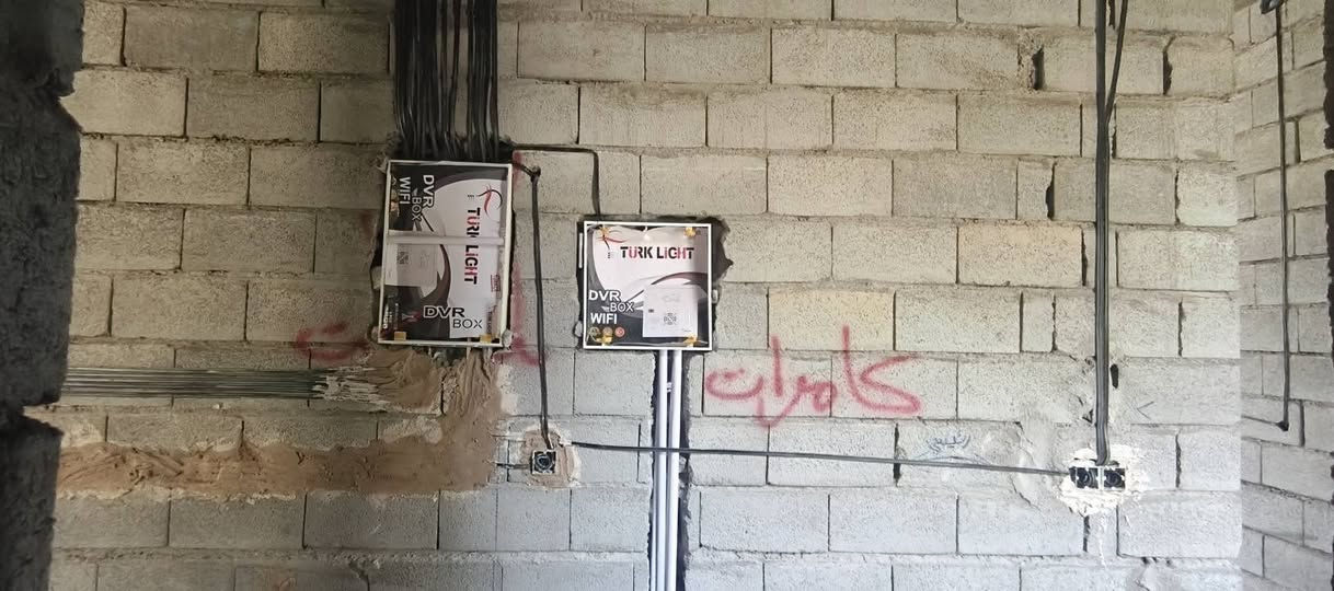 تـمّ بحمد الله.. مقتطفات من مشروع اليوم المتكامل: (كهرباء حديثة ⚡ + منظومة كاميرات 🔒 + شبكة ستلايت 📡 + نظام عاكسات 🔋).
​التنفيذ تم بأعلى المواصفات الفنية لضمان الأمان والراحة لصاحب المنزل
​لإدارة مشاريعكم وتأسيس منازلكم، تواصلوا معنا: [***********]
