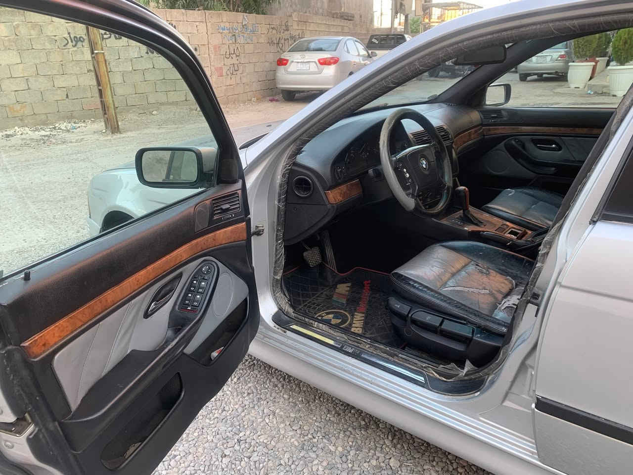 سەرەتا بەناوی خوا
‏(Bmw) مۆدێل ١٩٩٩  (٥٢٨)
سەیارەکە بەس ماشەڵای دەوێ 
سەیارەکە ساغ ساغە 
دەبڵ دیجیتاڵە 
سڵایت 
چوار جام ئەوتۆ 
فۆرمیکا 
تەبرید مەرکەزی 
شاشە ئایپاد 
سەیارەکە فوول فولە ساغە و یەک بست بۆنیتی بۆیاغە باقی یەک قەترە بۆیاغی نیە .کۆدی بۆ کراوە ماڵی دۆستە گێر و مەکینەی بە شەرتە سعری ٤٨$ معامەلە .ئەگەر مشتەری تێل بکە و لە خزمەت دام 
***********
