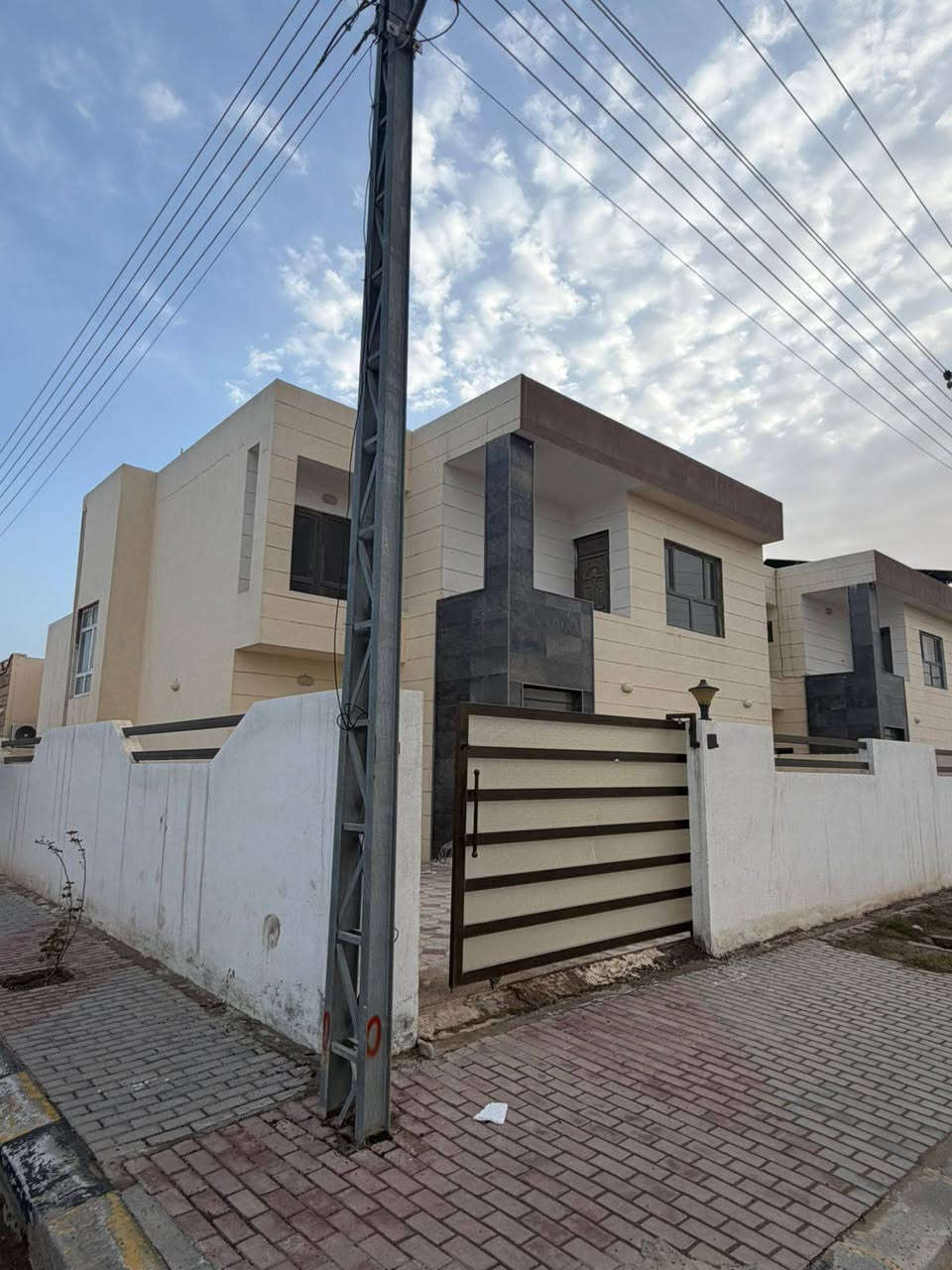 🏡 دار للبيع في مجمع سما تكريت _ الزون الأول 
📏 المساحة: 250 متر مربع #ركن
🏠 يتكون من طابقين:
🔹 الطابق الأرضي: غرفتي نوم + صالة + استقبال + مجموعتين صحية
🔹 الطابق العلوي: غرفتي نوم + مجموعة صحية
✨ البيت زيرو وجاهز للسكن .
📞 للاستفسار: يرجى الاتصال على الأرقام التالية:
‏‪***********‬‏
***********
