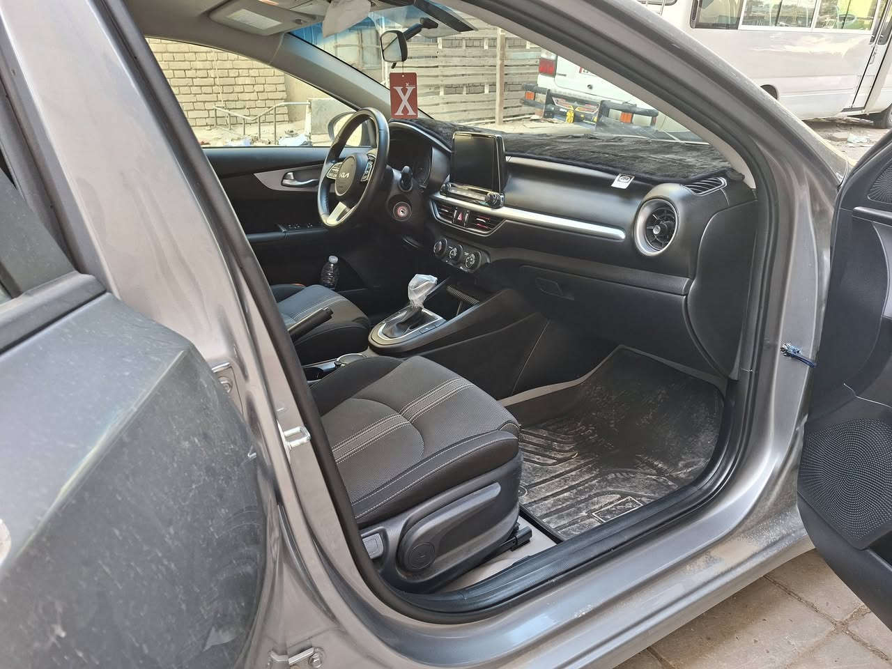 السلام عليكم كيا فورتي موديل 24  بغداد باسمي محرك 2000  دوش رقمها بغداد باسمي تحويل مباشر سنويه وهزه جديده حادثها موضح بالمنشور كامرا وشاشه وتحكمات وهيتر كشن وستيرن لايت عدسه زينون لد نهاري ماشية ٨ الاف فقط بيها نص بنيد صبغ وجاملغ تبديل لغد وشواصي كفاله  سعرها 152$ وبيها مجال للطيبين *********** مكان السياره بغداد شارع حيفا
