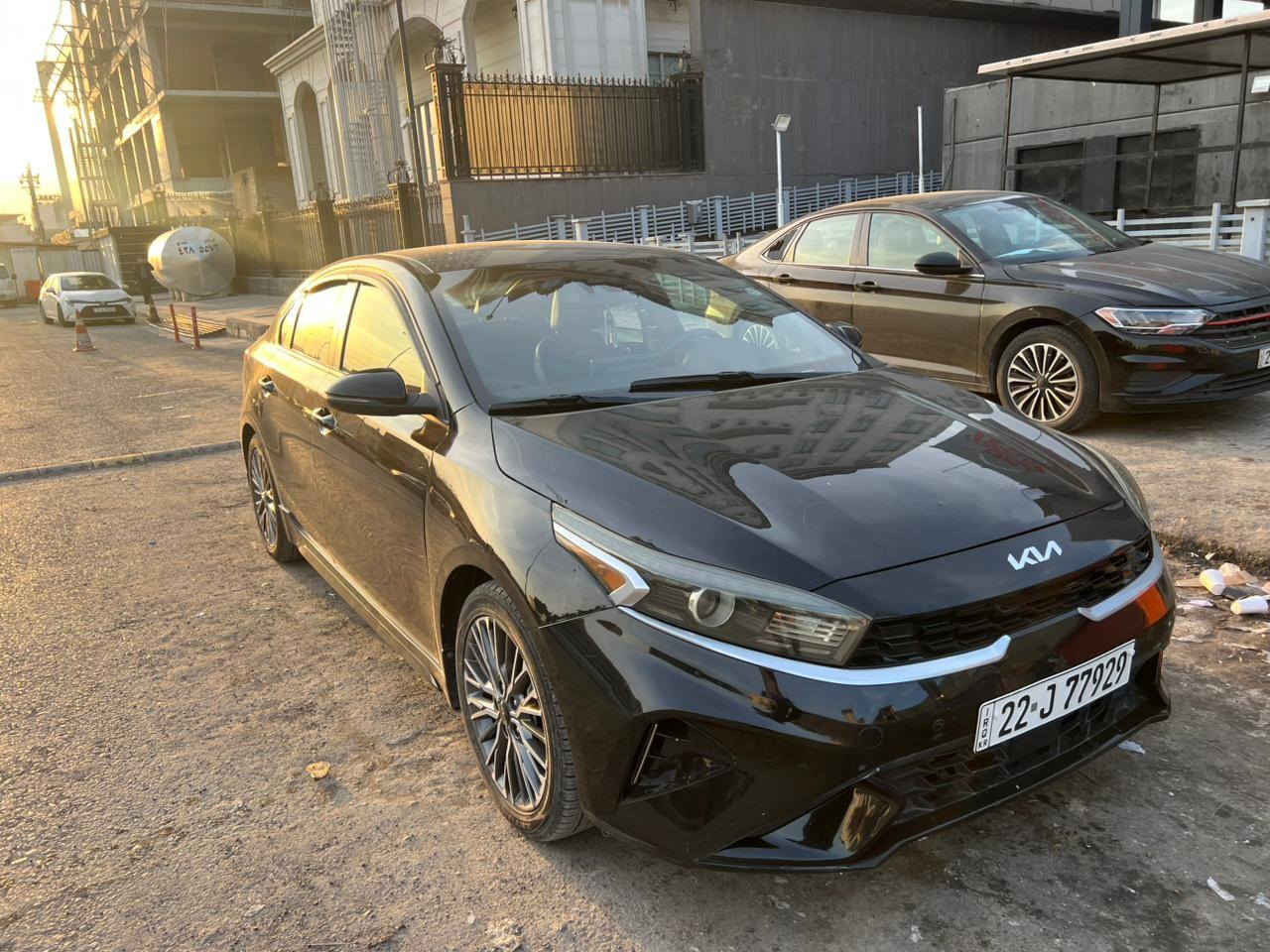 للبيع – كيا فورتي GT لاين موديل 2022 🚗
🔥 بحالة ممتازة جداً – جاهزة للاستخدام
✔️ اللون: أسود ملكي 🖤
✔️ بدون فتحة سقف
🔹 المواصفات:
محرك 2.0 لتر – 4 سلندر بقوة 147 حصان �
Edmunds
ناقل حركة أوتوماتيك (CVT)
دفع أمامي (FWD)
اقتصادية بالوقود (حوالي 33 MPG) �
Edmunds
🔹 المواصفات الخارجية:
تصميم رياضي GT-Line
جنوط ألمنيوم قياس 17 إنش
أضواء LED أمامية وخلفية
كشافات ضباب LED
سبويلر خلفي رياضي
🔹 المواصفات الداخلية:
شاشة كبيرة 10.25 إنش
نظام ملاحة
Apple CarPlay & Android Auto
بلوتوث + USB
مقاعد رياضية (قماش + جلد صناعي)
مقود رياضي متعدد الوظائف
تشغيل بصمة + ريموت ستارت
🔹 أنظمة الأمان:
نظام مانع التصادم الأمامي
نظام المحافظة على المسار
نظام النقطة العمياء
مثبت سرعة ذكي
حساسات أمامية وخلفية + كاميرا خلفية
نظام فرامل ABS + توزيع إلكتروني
🔹 مميزات إضافية:
5 ركاب – مساحة مريحة
استهلاك اقتصادي + قيادة ناعمة
تصميم شبابي رياضي مميز
📍 السيارة نظيفة جداً وخالية من المشاكل
💰 السعر: ( 140$ ) مجال  قليل 
📞 للتواصل: *********** أربيل, العراق
